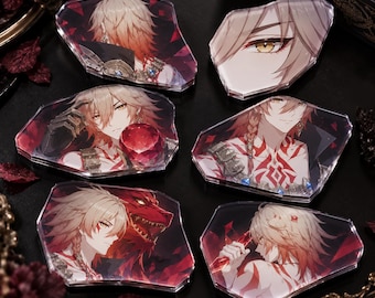 Könnte beinhalten: Sechs unregelmäßige, facettierte Acryl-Anstecknadeln mit Anime-Illustrationen. Die Motive zeigen eine hellhaarige Figur mit roten Markierungen, goldenen Augen und einem roten Drachen, akzentuiert durch rote Edelsteine und dunkle, scharfe Ränder.