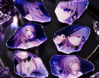 Puede incluir: Seis piezas de acrílico de forma irregular, similares a gemas, con ilustraciones estilo anime de un personaje de cabello largo color violeta claro. Cada pieza muestra un retrato o primer plano diferente del personaje en varias poses sobre una superficie oscura.