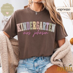 Lärarskjorta för dagis, personligt anpassat lärarnamn, Comfort Colors® lärartröja, lapptäcke, dagisskjorta, gåva för skolbarn