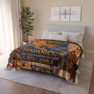 Puede incluir: Una manta con un diseño de mapa histórico, con el texto "HISPANICS, THE TRUE FOUNDING FATHERS 1776-2026" y "VIRREINATO DE NUEVA ESPAÑA". La manta está sobre una cama, mostrando un diseño detallado y colorido.