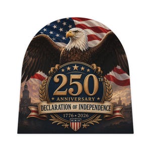 Könnte beinhalten: Ein patriotisches Design mit einem Weißkopfseeadler mit ausgebreiteten Flügeln vor dem Hintergrund der amerikanischen Flagge. Das Design erinnert an den 250. Jahrestag der Unabhängigkeitserklärung mit dem Text "250th Anniversary Declaration of Independence 1776-2026."