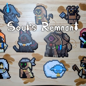 Könnte beinhalten: Eine Sammlung von elf Pixel-Art-Figuren aus Bügelperlen, die in Reihen angeordnet sind. Die Charaktere haben unterschiedliche Designs, darunter Kapuzenfiguren, Tiere und mechanische Formen. Der Text "Soul's Remnant" ist mittig zwischen den Figuren platziert.