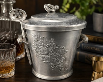 Cubitera vintage de mediados de siglo, aluminio martillado con interior de Pyrex, cuchara para hielo con diseño floral.