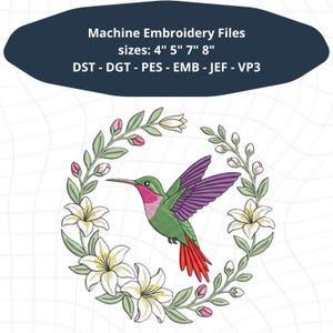 Op de afbeelding: Machineborduurontwerp met een kolibrie met groene, paarse en rode veren in een cirkelvormige krans van witte lelies en groene bladeren. De tekst luidt: Machine Embroidery Files, sizes: 4" 5" 7" 8", DST - DGT - PES - EMB - JEF - VP3.