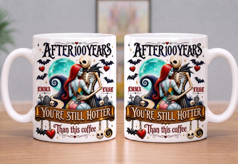 Puede incluir: Una taza de cer&aacute;mica blanca con una ilustraci&oacute;n colorida de dos figuras esquel&eacute;ticas abraz&aacute;ndose frente a una luna turquesa. El texto dice "AFTER 100 YEARS YOU'RE STILL HOTTER THAN THIS COFFEE" con los nombres "EMMA" y "LUKE" impresos.