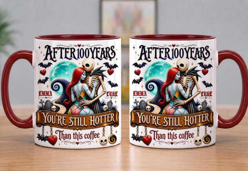 Puede incluir: Una taza de cer&aacute;mica blanca con asa y borde rojo oscuro, que presenta un gr&aacute;fico de dos figuras esquel&eacute;ticas abrazadas. El texto dice AFTER 100 YEARS YOU'RE STILL HOTTER THAN THIS COFFEE, con los nombres EMMA y LUKE impresos a los lados.