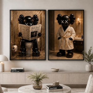 Peut inclure: Deux impressions murales encadrées représentant un personnage noir aux yeux en forme de X. L'impression de gauche montre le personnage lisant un journal intitulé Daily News Life Is Beautiful sur des toilettes. Celle de droite porte un peignoir blanc.