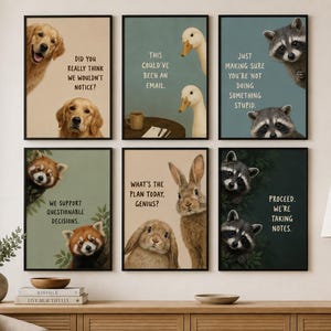 Può includere: Un set di sei stampe da parete incorniciate raffiguranti vari animali, tra cui golden retriever, anatre, procioni, panda rossi e conigli. Ogni stampa include testi umoristici come Did You Really Think We Wouldn't Notice, This Could've Been An Email e Just Making Sure You're Not Doing Something Stupid.