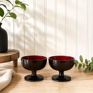 Vintage Rubinrote Glas Sherbet Tassen Paar | Dessertschalen mit Fuß | Rote Champagner-Coupe-Gläser | Mid Century Barzubehör | 2er-Set