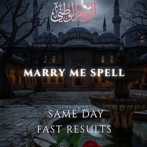 Może przedstawiać: Cyfrowa grafika przedstawiająca kamienną fontannę na dziedzińcu w nocy z półksiężycem nad meczetem. Tekst zawiera napisy MARRY ME SPELL, SAME DAY, FAST RESULTS oraz arabskie znaki. Czerwona róża znajduje się na pierwszym planie.