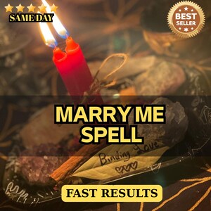 Può includere: Due candele rosse con fiamme accese legate insieme con dello spago, accompagnate da una foglia di alloro con l'iscrizione Binding Love e tre cuori, insieme a cristalli e al testo MARRY ME SPELL e FAST RESULTS.