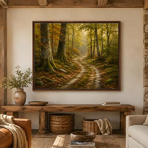 Könnte beinhalten: Ein rechteckiges Landschaftsgemälde in einem dunklen Holzrahmen, das einen Feldweg zeigt, der sich durch einen dichten Wald mit hohen Bäumen, moosigem Boden und goldenem Herbstlaub schlängelt, beleuchtet durch sanftes Sonnenlicht.