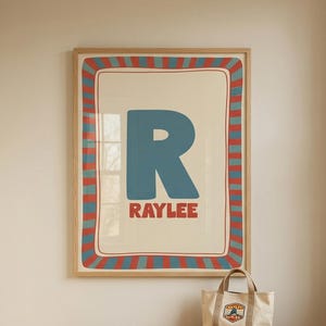 Póster retro personalizado con nombre, inicial llamativa, estampado de bloques de color a rayas.