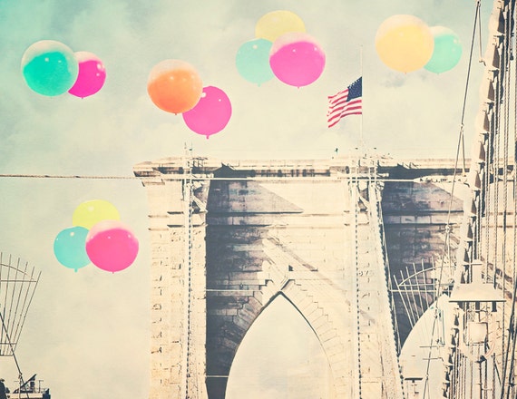Brautpaar auf einer kleinen Brücke plus Luftballon Brautpaar auf einer kleinen Brücke plus Luftballon