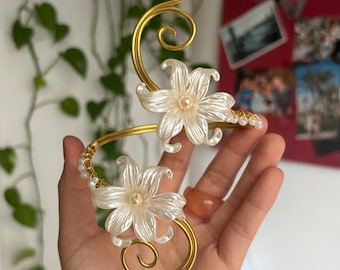 Armreif mit weißen Lilien Blumen und Perlen