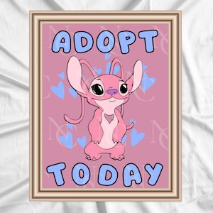 Op de afbeelding: Ingelijste illustratie van een roze cartoonfiguur met grote oren en een hartvormige borst. De roze achtergrond heeft blauwe hartaccenten. De woorden "ADOPT TODAY" zijn in blauwe letters geschreven.