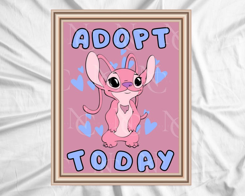 Op de afbeelding: Ingelijste illustratie van een roze cartoonfiguur met grote oren en een hartvormige borst. De roze achtergrond heeft blauwe hartaccenten. De woorden "ADOPT TODAY" zijn in blauwe letters geschreven.
