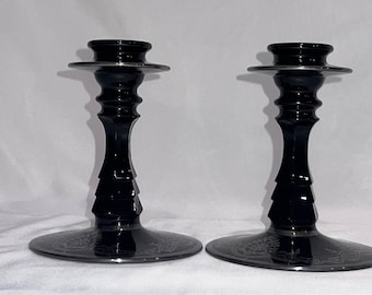 Paar vintage zwarte taps toelopende kandelaars met zilveren filigraandetails