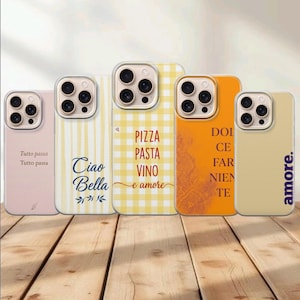 Op de afbeelding: Vijf smartphonehoesjes met diverse ontwerpen: een lichtroze hoesje met tekst, een wit en geel gestreept hoesje met blauwe tekst, een geel geruit hoesje met rode tekst, een oranje hoesje met donkere tekst en een beige hoesje met donkerblauwe tekst.