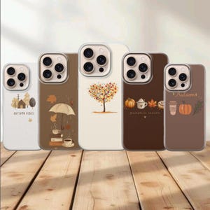 Op de afbeelding: Vijf smartphonehoesjes met herfstachtige illustraties. De ontwerpen bevatten een bosscène met de tekst 'AUTUMN VIBES', een paraplu met koffie, een hartvormige boom, een pompoen met de tekst 'pumpkin season' en een beker met koffie.