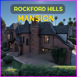 Puede incluir: Una gran mansión de ladrillo con un tejado gris oscuro y varias chimeneas. El texto "ROCKFORD HILLS MANSION" se muestra en la parte superior. Palmeras y setos cuidados rodean la propiedad.