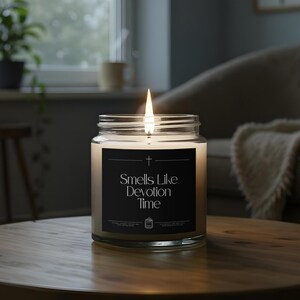 Candela profumata "Smells Like Devotion Time", regalo ispirato alla preghiera cristiana e alla fede, naturale ed ecologica.