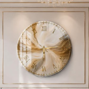 Beige-goldene abstrakte Glaswanduhr, elegante römische Ziffern, neutrale Luxuskunst