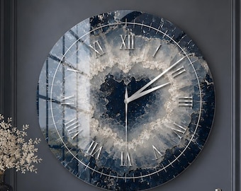 Reloj de pared de cristal geoda azul marino y plateado, arte abstracto de lujo.