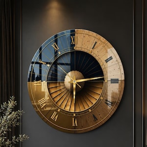 Puede incluir: Un gran reloj de pared circular con un dise&ntilde;o dividido, que presenta una mitad superior azul oscuro y una mitad inferior con veta de madera clara. La esfera muestra n&uacute;meros romanos dorados, un patr&oacute;n central de rayos dorados.