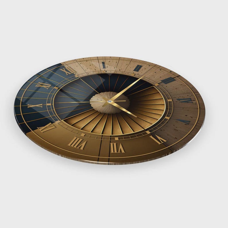Puede incluir: Un reloj de pared circular con un dise&ntilde;o dividido en una secci&oacute;n azul marino oscuro y una secci&oacute;n de grano de madera marr&oacute;n c&aacute;lido. La esfera muestra n&uacute;meros romanos dorados y manecillas finas doradas que irradian desde un centro texturizado.