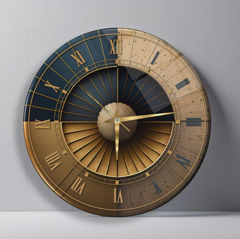 Puede incluir: Un reloj de pared circular con un dise&ntilde;o dividido que presenta un acabado met&aacute;lico azul oscuro y dorado en un lado y una textura de veta de madera clara en el otro. Muestra n&uacute;meros romanos dorados, un patr&oacute;n central de rayos y manecillas doradas.