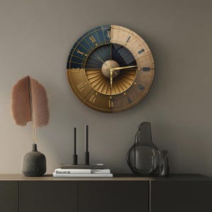 Puede incluir: Un reloj de pared circular con un dise&ntilde;o dividido en una mitad azul oscuro y otra mitad de color tostado claro. La esfera muestra n&uacute;meros romanos dorados y manecillas finas doradas. El centro tiene un elemento circular con l&iacute;neas.