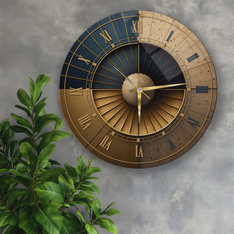 Puede incluir: Un reloj de pared circular con un dise&ntilde;o dividido en una secci&oacute;n superior azul oscuro y una secci&oacute;n inferior en tonos madera. La esfera muestra n&uacute;meros romanos dorados, un patr&oacute;n central de rayos solares y manecillas doradas finas.