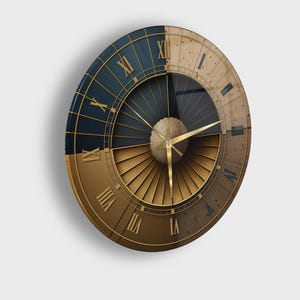 Puede incluir: Un reloj de pared circular con un dise&ntilde;o dividido, con un lado izquierdo azul oscuro y un lado derecho con veta de madera clara. La esfera muestra n&uacute;meros romanos dorados y manecillas doradas, con un patr&oacute;n de rayos central.