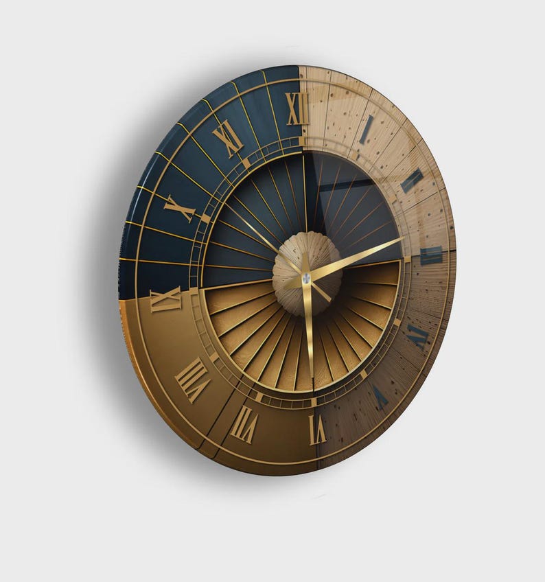 Puede incluir: Un reloj de pared circular con un dise&ntilde;o dividido, con un lado izquierdo azul oscuro y un lado derecho con veta de madera clara. La esfera muestra n&uacute;meros romanos dorados y manecillas doradas, con un patr&oacute;n de rayos central.