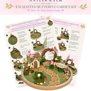 K&ouml;nnte beinhalten: Ein verzaubertes Schmetterlingsgarten-Set mit Schritt-f&uuml;r-Schritt-Anleitungen. Das Set enth&auml;lt ein Miniaturhaus, einen Steinweg und rosa Schmetterlinge. Der Hintergrund ist hellrosa mit den Worten "Antler & Elm" und "Etsy.com".