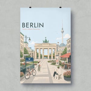 Könnte beinhalten: Ein vertikaler Kunstdruck mit einer stilisierten Illustration von Berlin, Deutschland. Die Szene zeigt das Brandenburger Tor, den Fernsehturm und einen U-Bahn-Eingang. Der Text BERLIN und History Meets Tomorrow ist oben aufgedruckt.