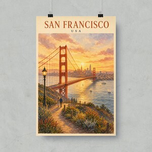 以下が含まれることがあります： サンフランシスコのゴールデンゲートブリッジの夕景を描いた縦型ポスター。人々が歩く小道、街灯、そして黄金色の空の下、水面を渡る橋と遠くに見える都市のスカイラインが描かれています。上部には「SAN FRANCISCO USA」の文字があります。