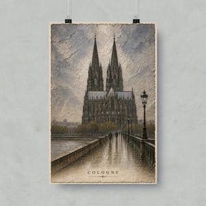 Könnte beinhalten: Ein strukturierter Kunstdruck, der den Kölner Dom mit seinen zwei Türmen über einer Brücke zeigt. Die Szene umfasst einen nassen, reflektierenden Gehweg, eine altmodische Straßenlaterne und zwei Personen, die auf den Dom zugehen. Das Wort COLOGNE steht am unteren Rand.