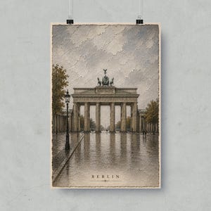 Może przedstawiać: Pionowy wydruk artystyczny przedstawiający fakturowany, malarski obraz Bramy Brandenburskiej w Berlinie. Scena ukazuje kamienny monument pod zachmurzonym niebem, z latarnią uliczną po lewej stronie i napisem BERLIN na dole.