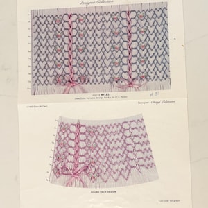 以下が含まれることがあります： スモッキングのデザインが施された2つの印刷された縫製パターン。 上部のパターンは「MYLES」、下部のパターンは「ROUND NECK DESIGN」と表示されています。 どちらのパターンも、ピンクのリボンとリボンがアクセントになったダイヤモンドパターンが特徴です。 上部のパターンは「Designer Collection」と表示されています。