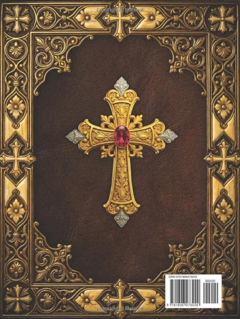 Puede incluir: Una cubierta detallada y ornamentada con una cruz dorada y una gema roja en el centro. La cubierta tiene un fondo marr&oacute;n oscuro y bordes decorativos dorados con motivos florales y de cruces. El dise&ntilde;o evoca un texto religioso o un diario.