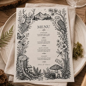 Könnte beinhalten: Eine rechteckige Papiermenükarte mit schwarzen Tuschezeichnungen von einem Hirsch, einer Eule, Bergen, Bäumen, Pilzen und Blumen. Der Text lautet MENU, APPETIZER, ENTRÉE, MAIN COURSE, DESSERT sowie die Namen Peter & Valerie mit Platzhaltertext.