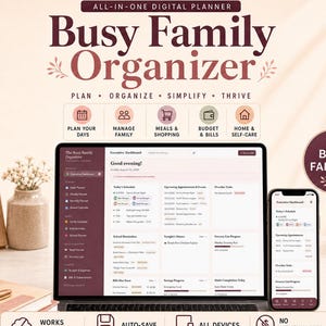 Peut inclure: Un planificateur numérique intitulé Busy Family Organizer affiché sur un écran d'ordinateur portable et de smartphone. L'interface présente un tableau de bord exécutif avec des sections pour les emplois du temps, rendez-vous et budgets en bordeaux.