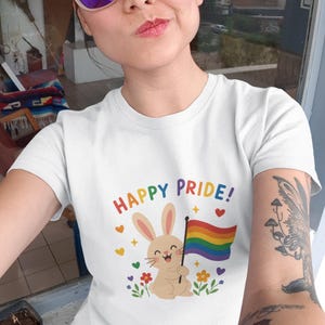 T-shirt lapin Happy Pride, t-shirt LGBTQ+ drapeau arc-en-ciel, chemise graphique lapin queer, vêtements de célébration de la fierté, cadeau arc-en-ciel inclus de moins de 25 euros