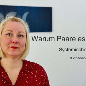 Könnte beinhalten: Eine Frau mit blonden Haaren trägt ein rotes Polka-Dot-Hemd. Der Text auf der rechten Seite lautet "Warum Paare eskalieren" und "Systemische Mini-Reihe". Im Hintergrund befindet sich ein Gemälde der Mondphasen.