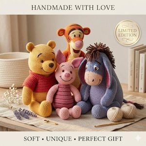 Può includere: Giocattoli di peluche all'uncinetto fatti a mano di Winnie the Pooh, Tigro, Pimpi ed Eeyore. I giocattoli sono in vari colori, tra cui giallo, arancione, rosa e blu. L'immagine include il testo "HANDMADE WITH LOVE" e "LIMITED EDITION".