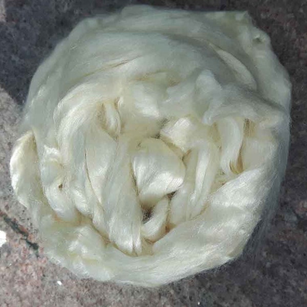 Soie Tussah non teinte, mèche de soie naturelle, fibre de soie Tussah. Hauts en soie Tussah (argent). Art de la fibre. Fabrication de savon.