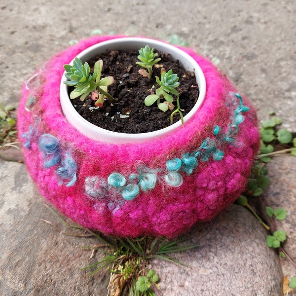 Bol artistique en fibre feutrée de laine. Centre de table accrocheur. Décoration d'intérieur faite main. Vaisselle artisanale élégante, conservation des fruits.