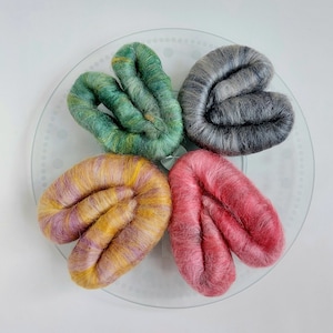Fibra Rolags Punis: Mezclada a mano para hilado y fieltrado. Lana merino, seda tussah. Hilo teñido a mano. Hilo artístico. Fibras ecológicas de colores.